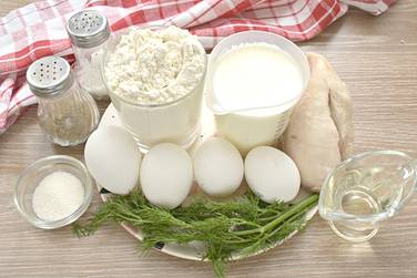 Чтобы приготовить блинчики с курицей и яйцом, возьмём нужные продукты
