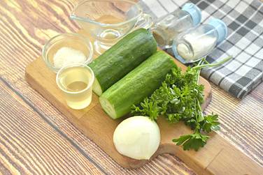 Чтобы приготовить вкусный салат из свежих огурцов с зеленью и уксусом, возьмём нужные продукты