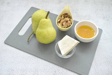 Для приготовления груш, запечённых с сыром бри в духовке, потребуются вот такие ингредиенты