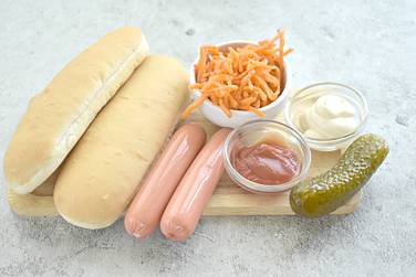 Чтобы приготовить хот-доги с сосиской и морковкой по-корейски, потребуются вот такие продукты