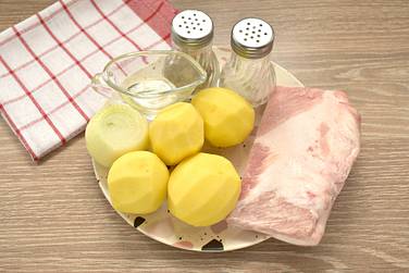 Чтобы сварить картофельное пюре с салом, подготовим указанные продукты