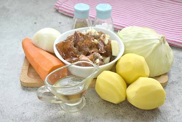 Чтобы приготовить картошку с капустой и тушёнкой, потребуются вот такие продукты