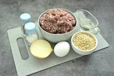 Для приготовления котлет из мясного фарша с овсяными хлопьями на сковороде потребуются вот такие продукты