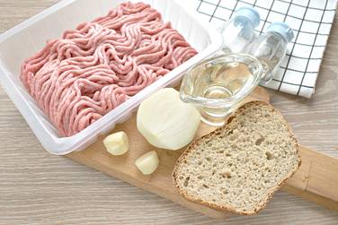 Чтобы пожарить на сковороде котлеты с хлебом без яиц, подготовим нужные продукты