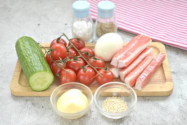 Чтобы на скорую руку приготовить аппетитный и вкусный крабовый салат с черри и кунжутом, потребуются вот такие продукты