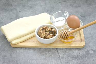 Для приготовления круассанов с мёдом и орехами потребуются вот такие продукты