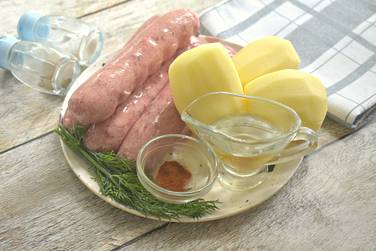 Чтобы приготовить в духовке купаты с картошкой, возьмём нужные продукты