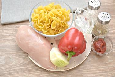 Чтобы приготовить макароны с курицей и сладким болгарским перцем, возьмём нужные ингредиенты