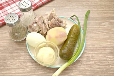 Чтобы приготовить мясной салат с солёными огурцами, заранее отвариваем свинину, картошку в кожуре и яйца
