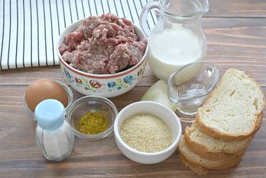 Чтобы приготовить в духовке мясные котлеты в сухарях, возьмём нужные продукты