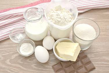 Для приготовления нежных кексов с шоколадом возьмём указанные продукты