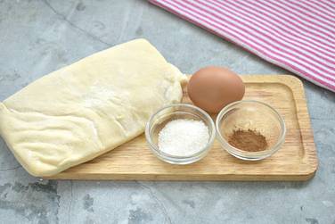 Для приготовления палочек с сахаром и корицей из слоёного теста потребуются вот такие продукты