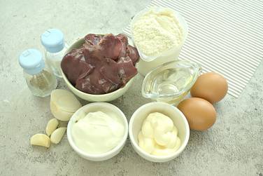 Для приготовления печёночного торта из куриной печени со сметаной потребуются вот такие продукты