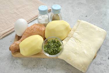 Чтобы испечь в духовке пирог из слоёного теста с картошкой и копчёной курицей, потребуются вот такие продукты
