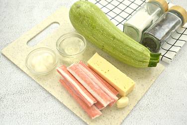 Для приготовления рулетиков из кабачков с сыром и крабовыми палочками потребуются вот такие продукты