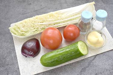 Чтобы на скорую руку приготовить вкусный и полезный салат «Деревенский» с пекинской капустой, потребуется вот такие продукты