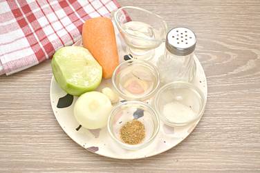 Чтобы приготовить салат с морковью и зелёной редькой по-корейски, возьмём нужные ингредиенты