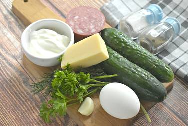 Чтобы приготовить вкусный салат из огурцов, колбасы и сыра, возьмём нужные продукты