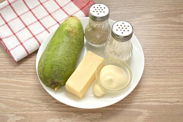 Чтобы приготовить салат из зелёной редьки и сыра, возьмём нужные продукты