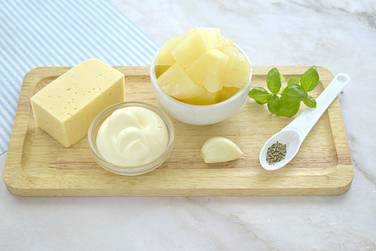 Чтобы на скорую руку приготовить вкусный салат с ананасами, сыром и чесноком, потребуются вот такие продукты