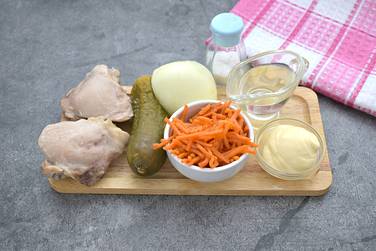 Для приготовления салата «Обжорка» с курицей и корейской морковью потребуются вот такие ингредиенты