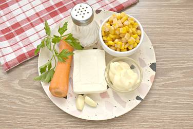 Чтобы сделать салат «Рыжик» с сыром, морковью и кукурузой, подготовим нужные продукты