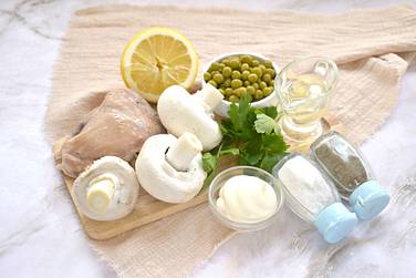 Чтобы приготовить салат с грибами и горошком, потребуются вот такие продукты