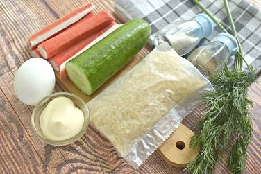 Чтобы приготовить вкусный салат из крабовых палочек без кукурузы, возьмём нужные продукты