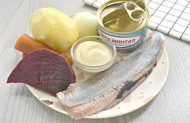 Чтобы приготовить аппетитный и вкусный салат «Селёдка под шубой» с икрой минтая, возьмём нужные ингредиенты
