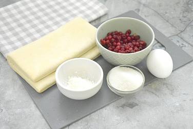 Для приготовления слоек с брусникой в духовке потребуются вот такие продукты