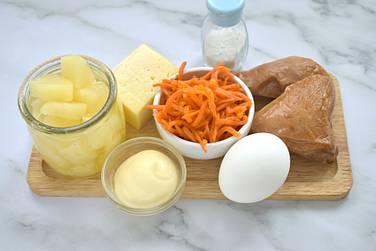 Для приготовления слоёного салата с курицей, ананасами и корейской морковью потребуются вот такие продукты