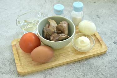 Для приготовления слоёного салата с куриной печенью, помидорами и яйцами потребуются вот такие продукты