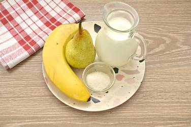 Чтобы сделать смузи из груши и банана, подготовим указанные продукты
