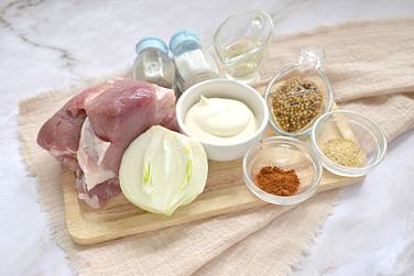 Чтобы запечь в духовке свинину в майонезе, потребуются вот такие продукты