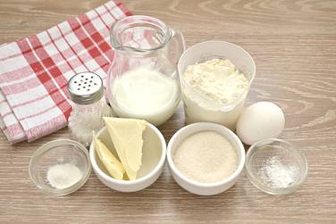 Чтобы испечь в электровафельнице вкусные вафли на бисквитном тесте, подготовим указанные ингредиенты