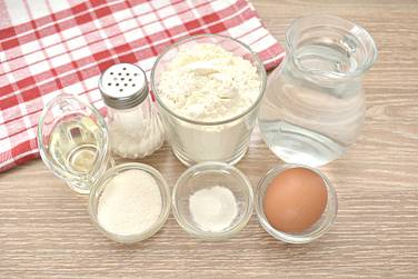 Чтобы пожарить на сковороде заварные блины на воде, подготовим нужные продукты