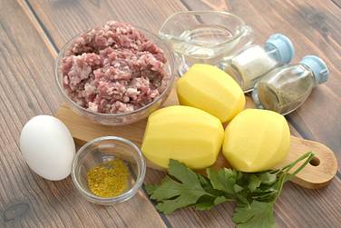 Чтобы пожарить на сковороде картошку с фрикадельками, подготовим нужные продукты