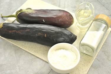 Чтобы приготовить жареные баклажаны в кукурузном крахмале, потребуются вот такие ингредиенты