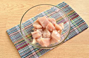 С куриной грудки удаляем кожицу и поперечную кость