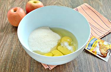 В рабочую глубокую миску разбиваем поочерёдно все куриные яйца