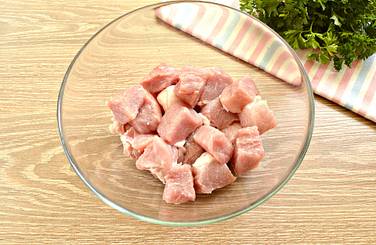 Кладём мякоть свинины на разделочную доску и нарезаем мясо порционными небольшими кусочками