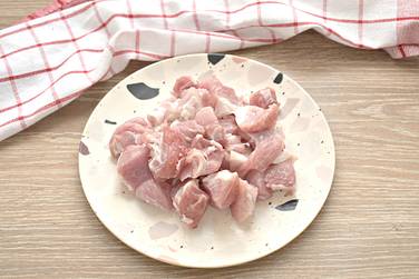 Мякоть свинины для приготовления блюда нарезаем небольшими кусочками