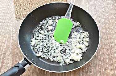 Лук шинкуем небольшими кусочками
