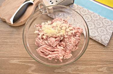 Размороженный мясной фарш кладём в миску