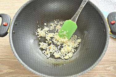 На сковороде разогреваем растительное масло