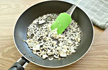 Репчатый лук шинкуем небольшими кусочками