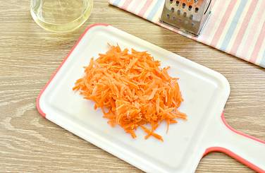 Морковь измельчаем с помощью крупной тёрки