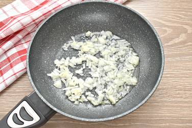 Лук шинкуем маленькими кусочками