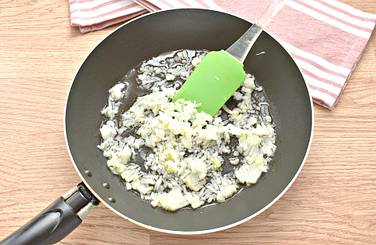 Лук нарезаем мелкими кусочками