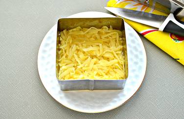 Сборку салата начнём с измельчения картофеля